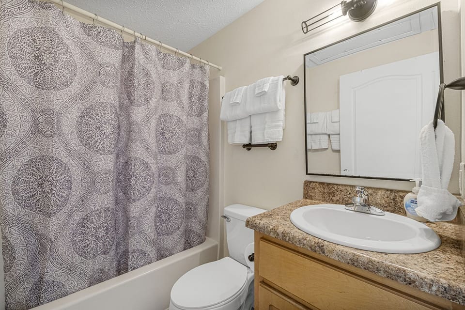 15-web-or-mls-812-young-st-yard