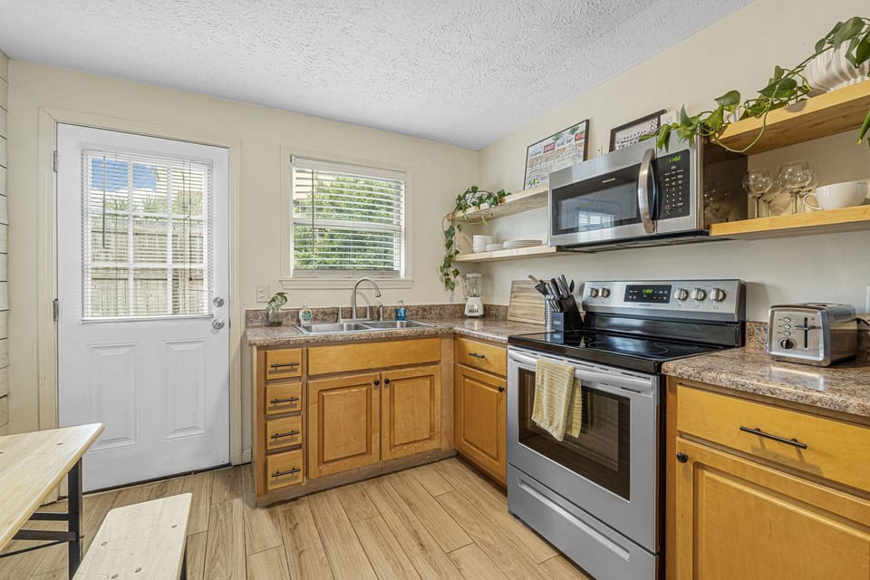 10-web-or-mls-812-young-st-yard