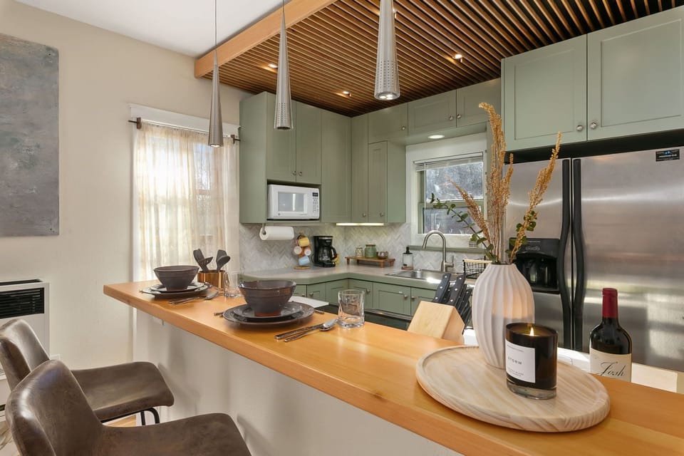 House, Multiple Beds, Patio (317 Cherry Street) | Private kitchen | Fridge, microwave, oven, stovetop