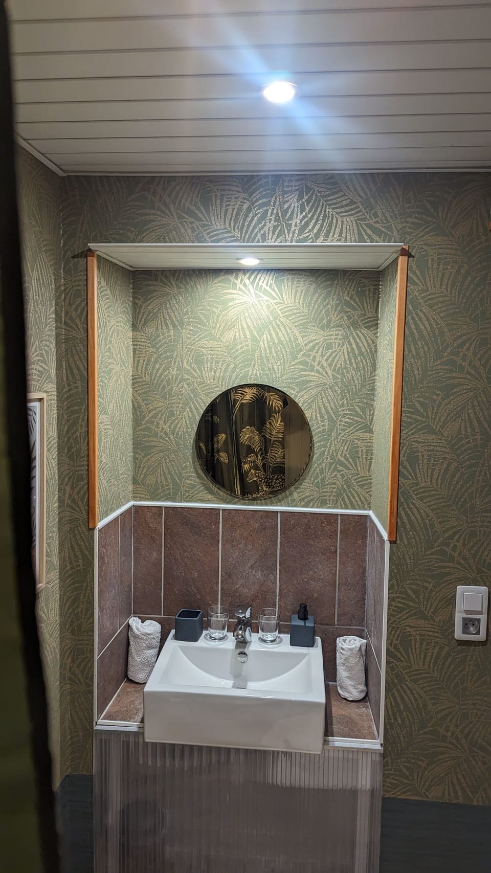 Basic Room | Bathroom | Shower, hair dryer, towels