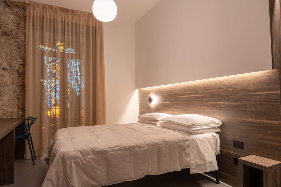 Room Gea | Down comforters, desk, free WiFi