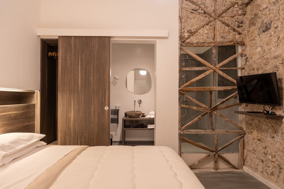 Room Zeus | Down comforters, desk, free WiFi