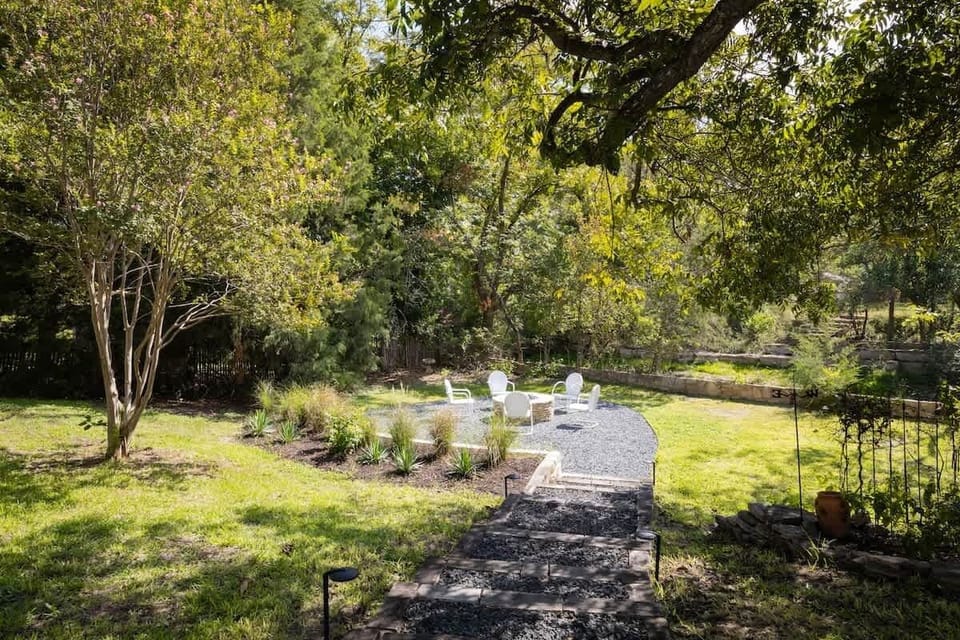 Beautiful yard to enjoy the afternoon.