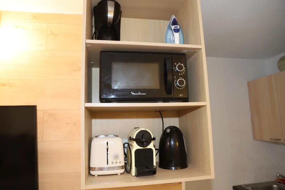 Superior Apartment, Patio | Private kitchen | Mini-fridge, microwave, stovetop, dishwasher