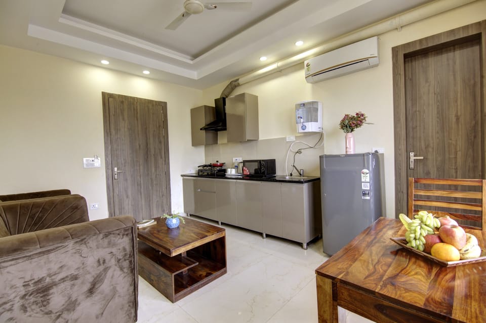 Deluxe Suite | Living area | TV