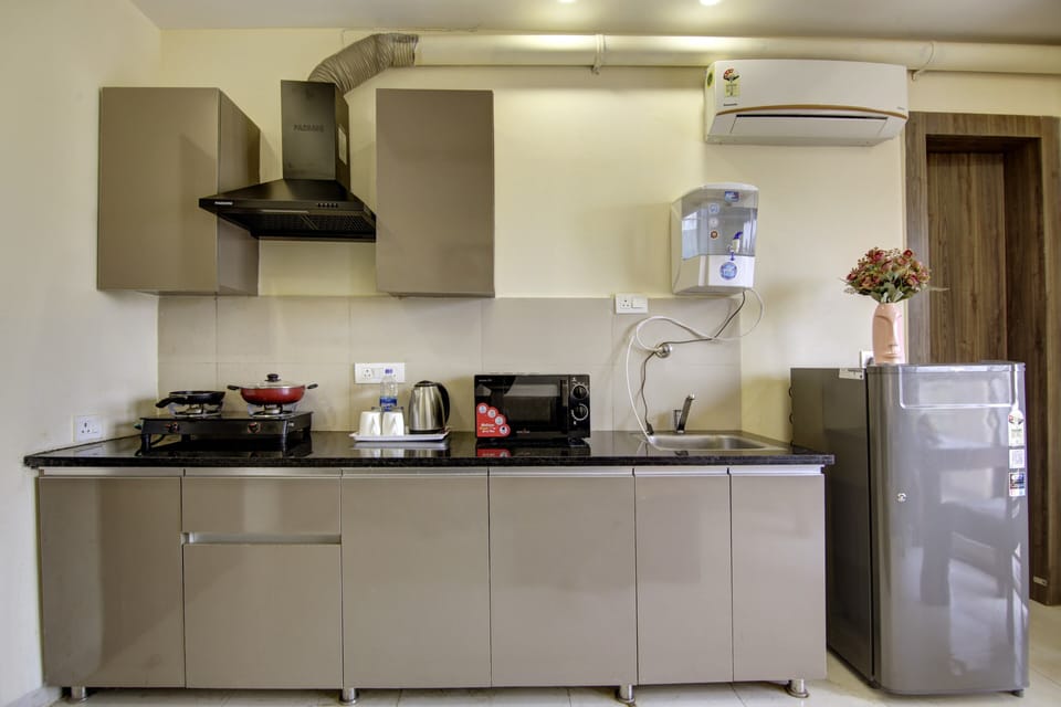 Full-size fridge, oven, stovetop, electric kettle