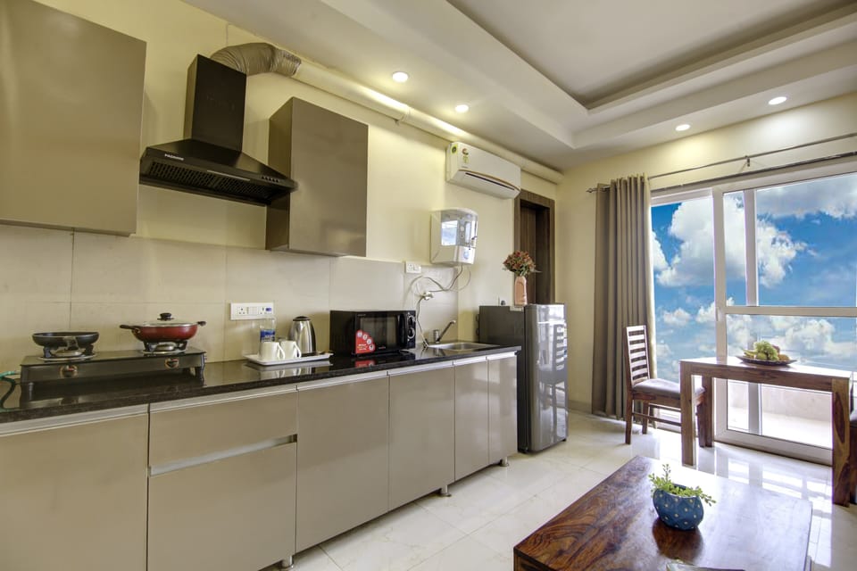 Deluxe Suite | Private kitchen | Full-size fridge, oven, stovetop, electric kettle