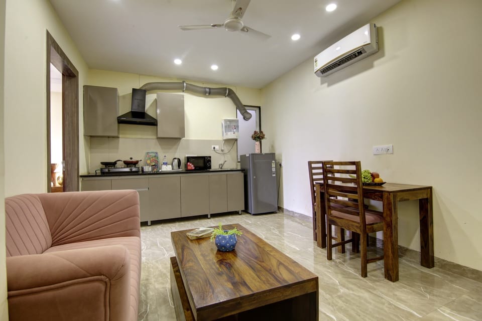 Deluxe Suite | Living area | TV