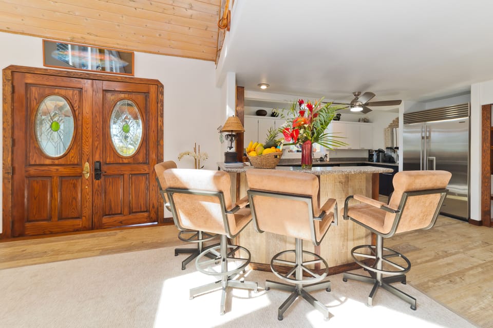 Casual counter dining option, looks into the fabulous kitchen. A nice way to either eat, or just hang out with the chef as they prepare the family meal.  