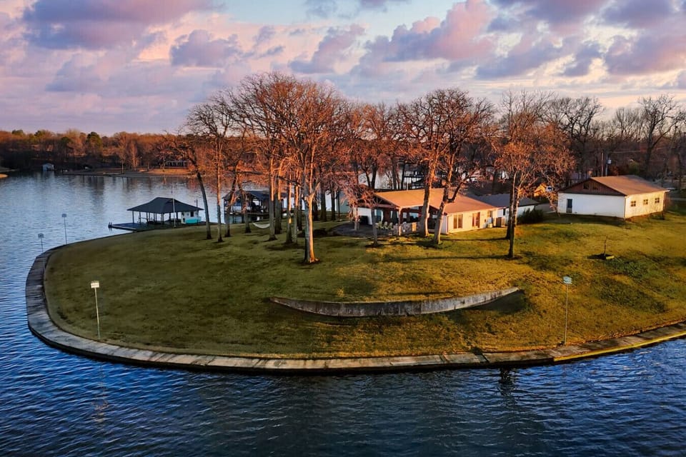 The best Lake house in Texas