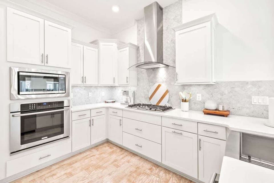 Fully stocked kitchen- perfect for prepping meals!