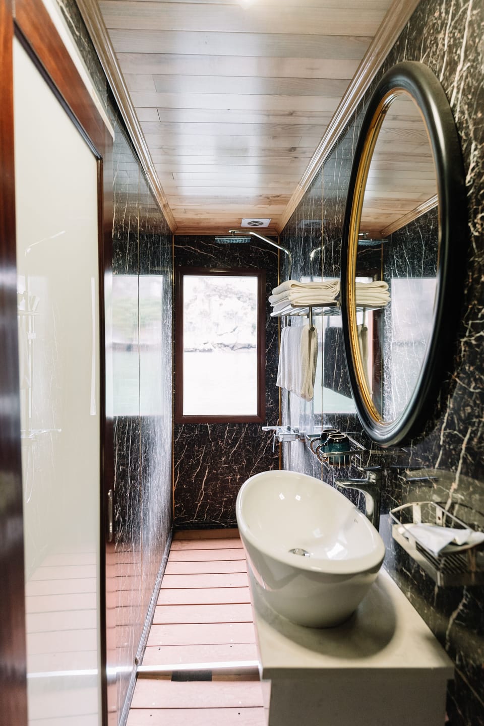 Shower, rainfall showerhead, free toiletries, hair dryer
