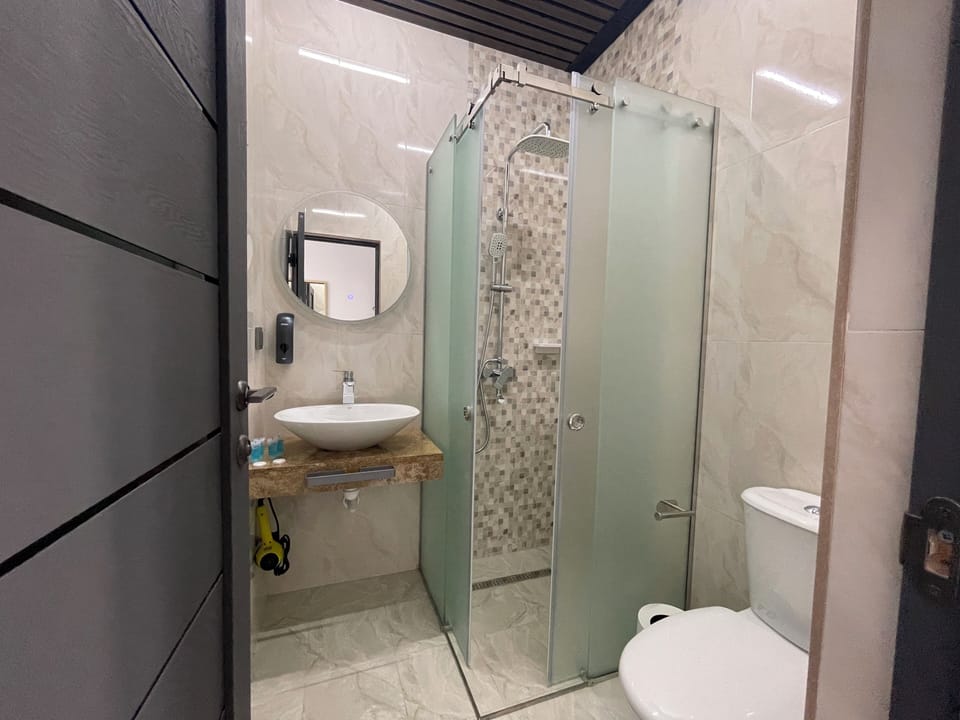 Deluxe Double or Twin Room | Bathroom | Hair dryer, slippers, soap, shampoo