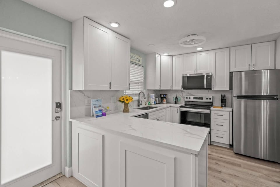 Just remodeled! This fresh and equipped kitchen is all you need to make a home cooked meal!