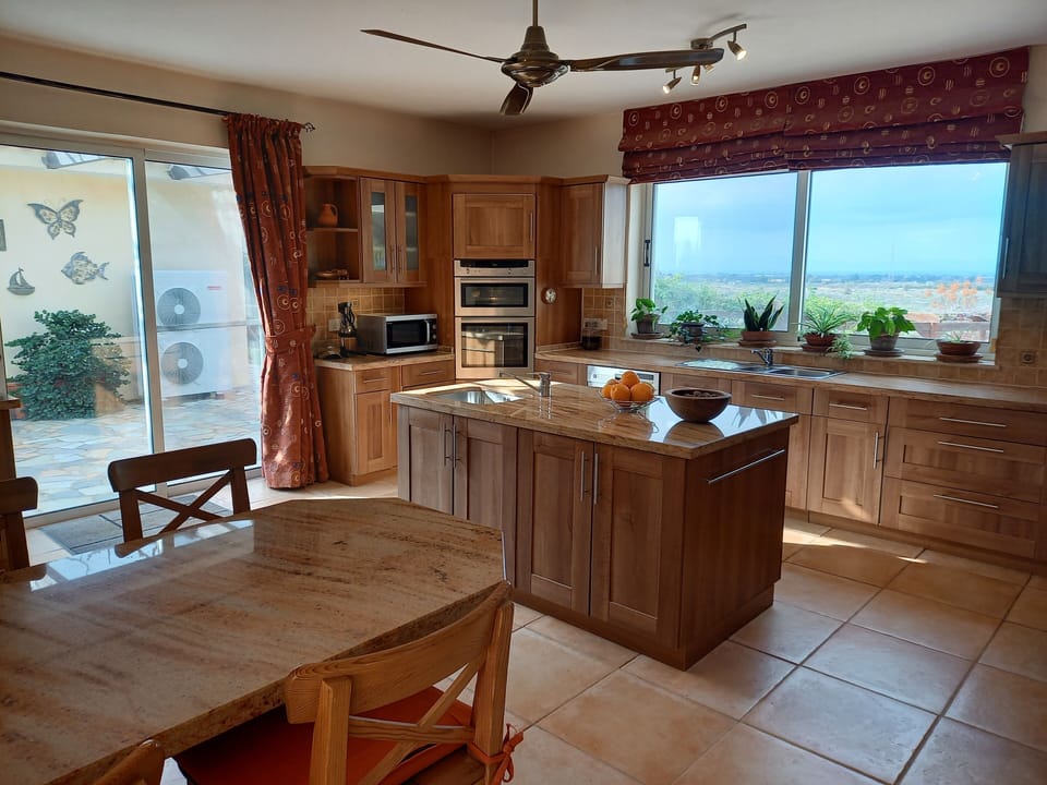 Fabulous fully-equipped kitchen, breakfast bar, island, Neff double oven etc.
