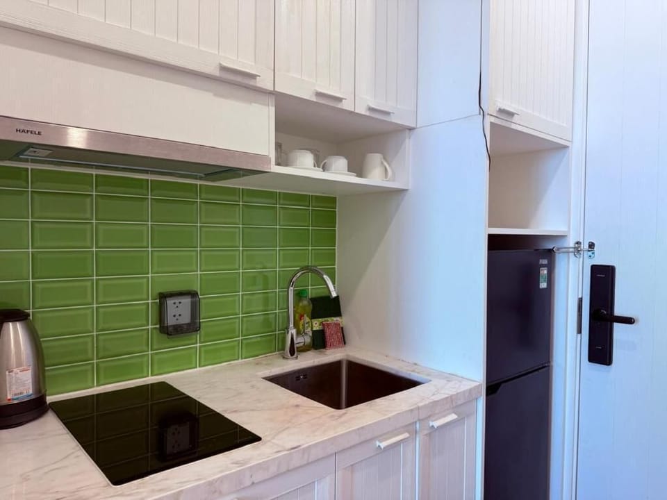 Family Studio Suite | Private kitchen | Shared fridge, microwave, paper towels