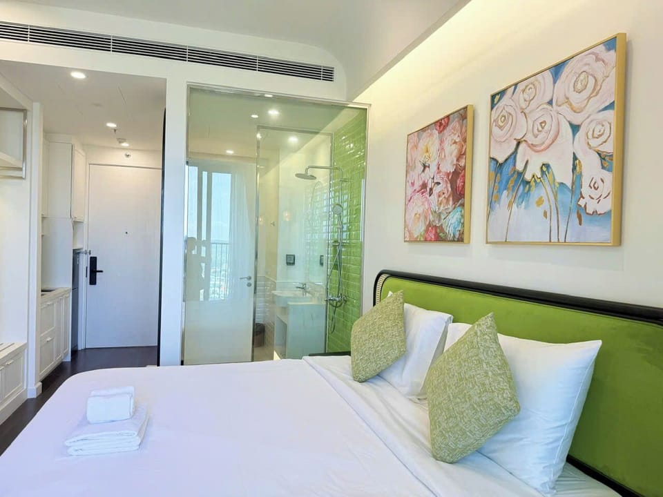 Family Studio Suite | Premium bedding, pillowtop beds, minibar, desk