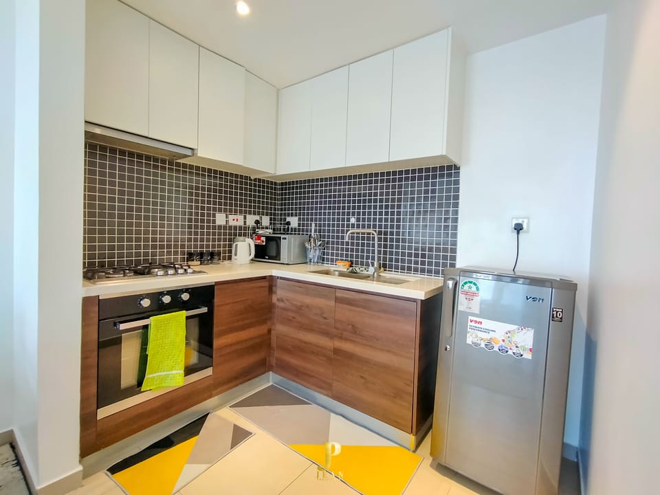Comfort Apartment | Private kitchen | Fridge, microwave, cookware/dishes/utensils, kitchen islands