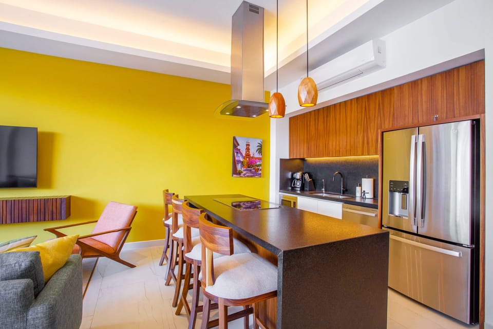 Kitchen bar with 4 high chairs
