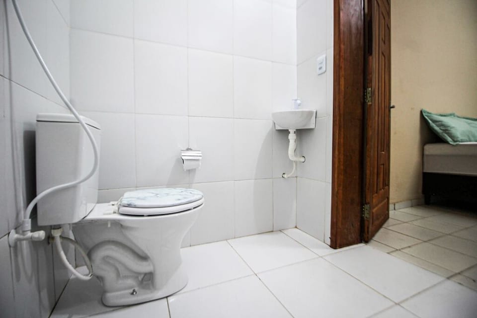 Combined shower/tub, towels, soap, toilet paper