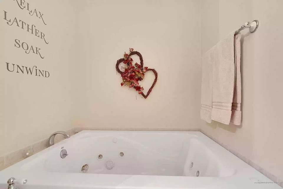 Tolman Suite | Bathroom | Separate tub and shower, jetted tub, free toiletries, hair dryer