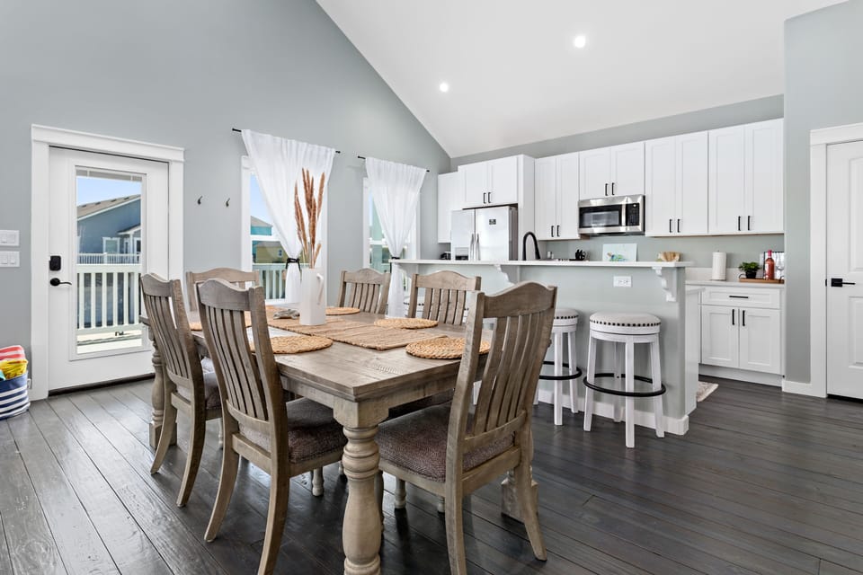 Open kitchen & dining