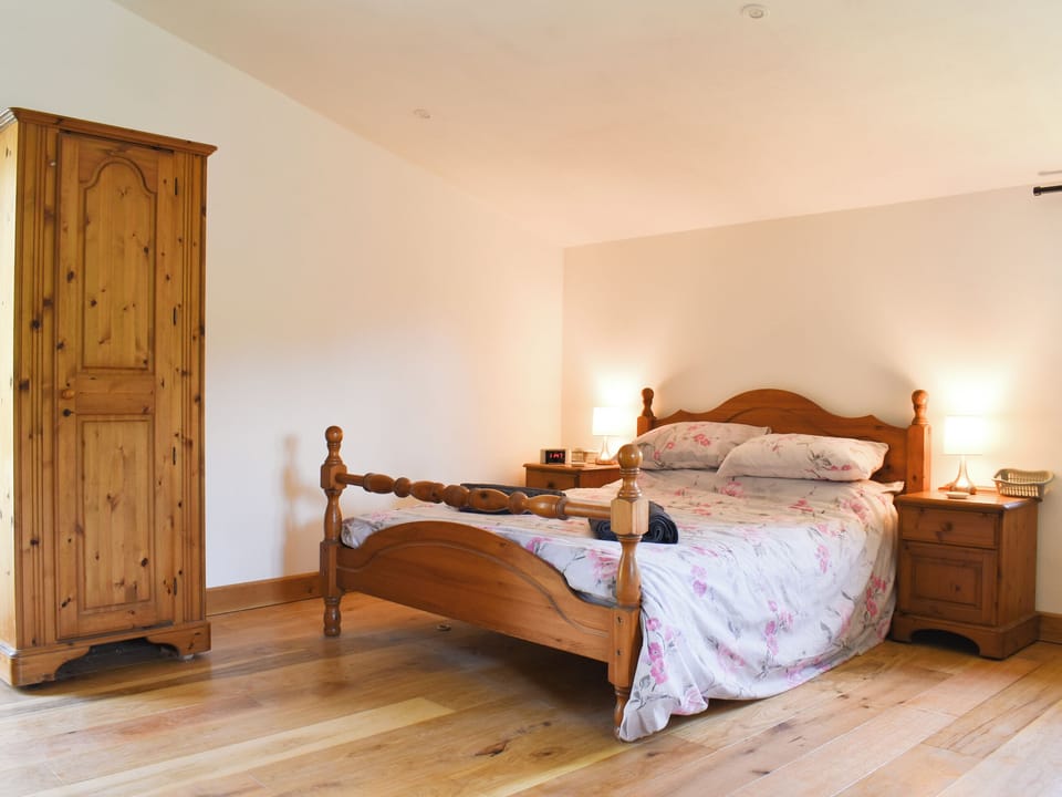 Double bedroom with king size bed | Slade Barn - Slade Farm, Brayford