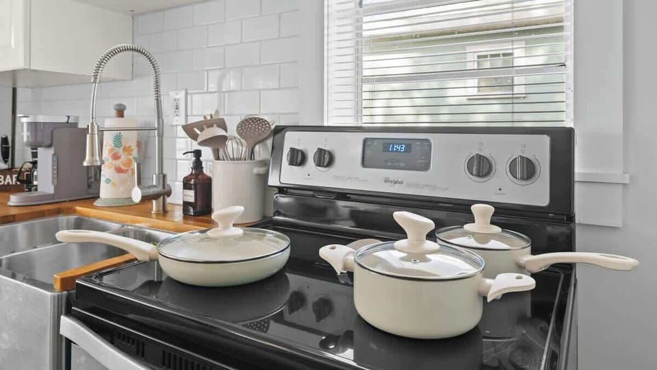 Family-friendly and foodie-ready: children’s dinnerware, blender, oven, and more!