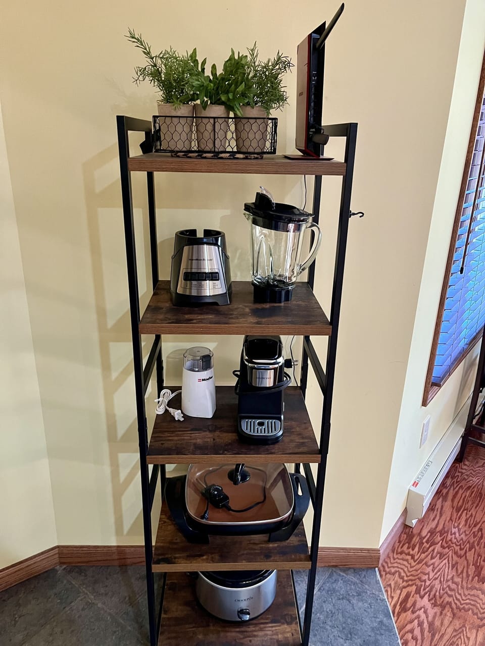 Many small appliances available. 