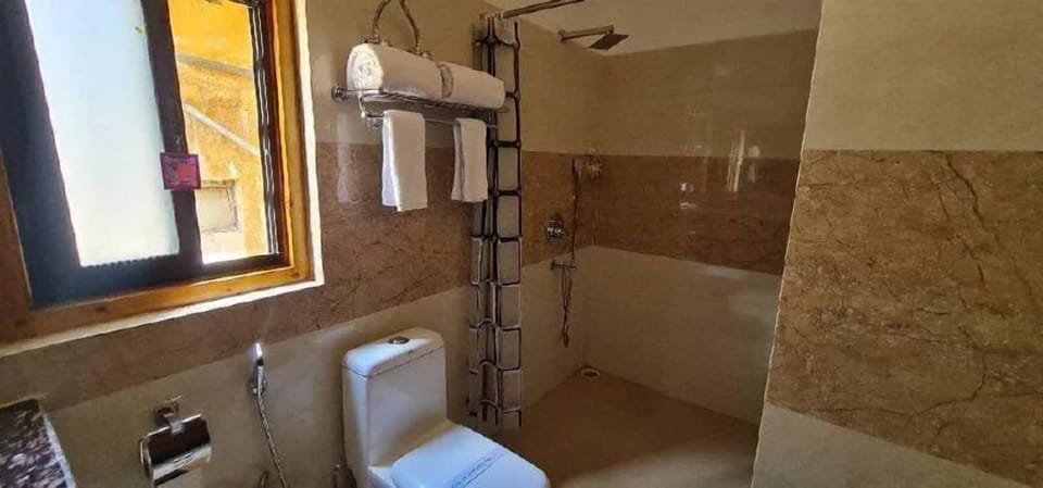 Shower, rainfall showerhead, free toiletries, hair dryer
