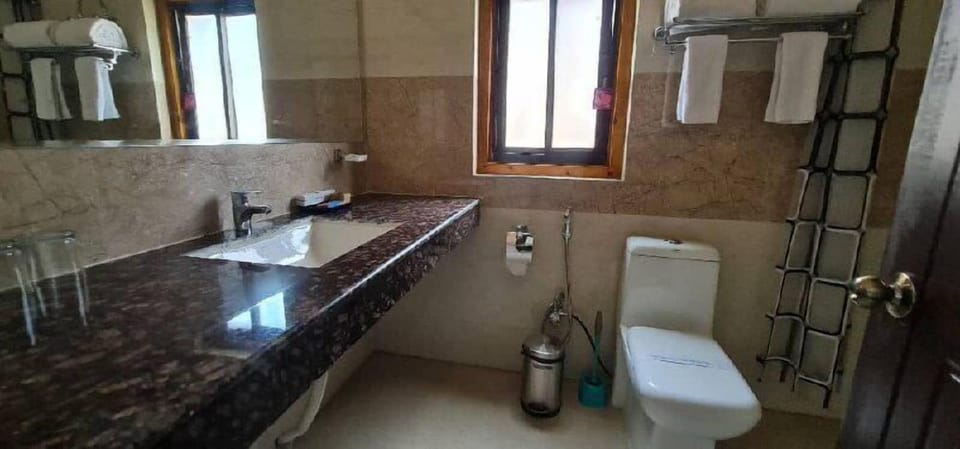 Shower, rainfall showerhead, free toiletries, hair dryer