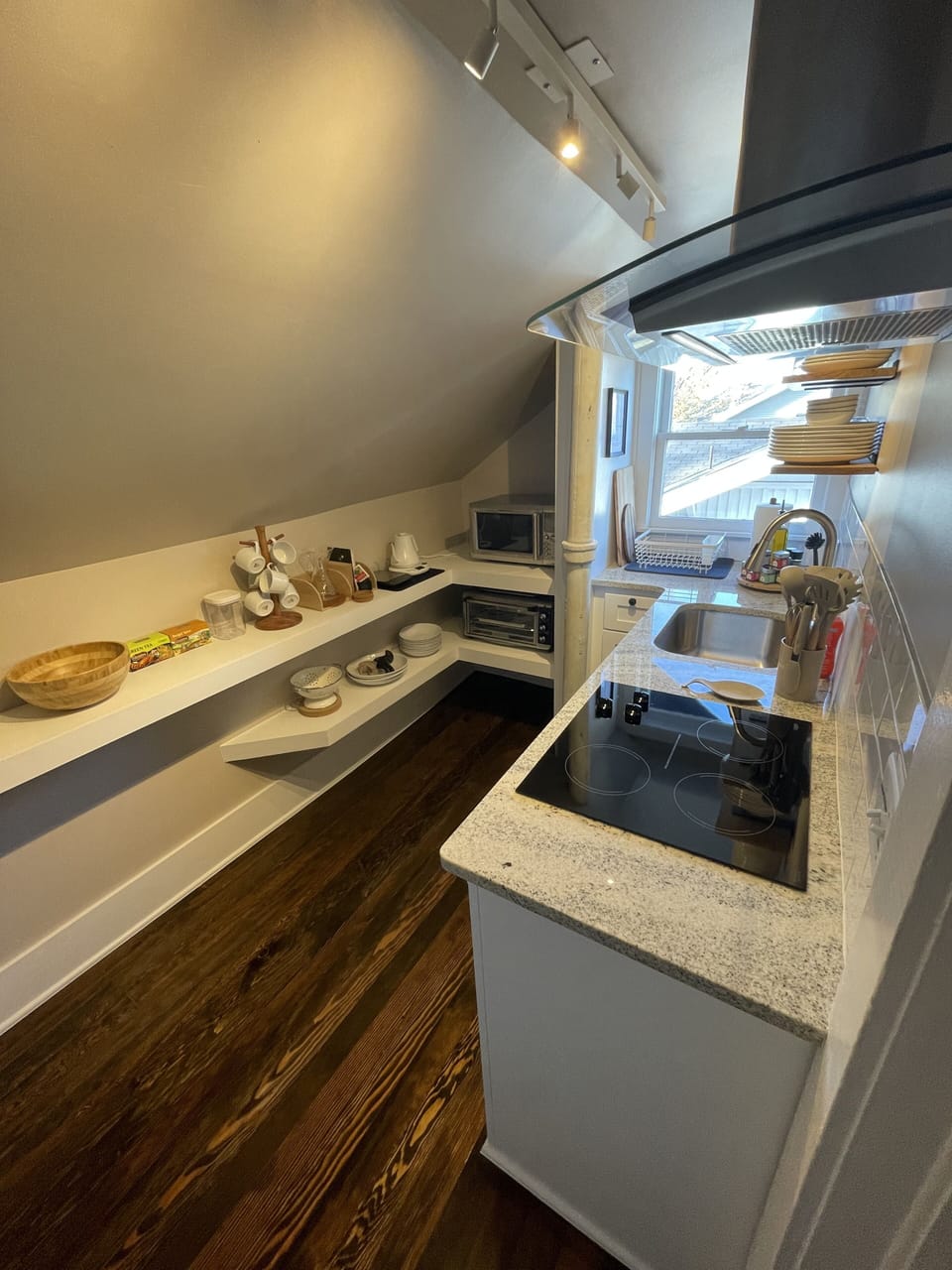 You don’t need to go out, this kitchen has everything you need for meals 