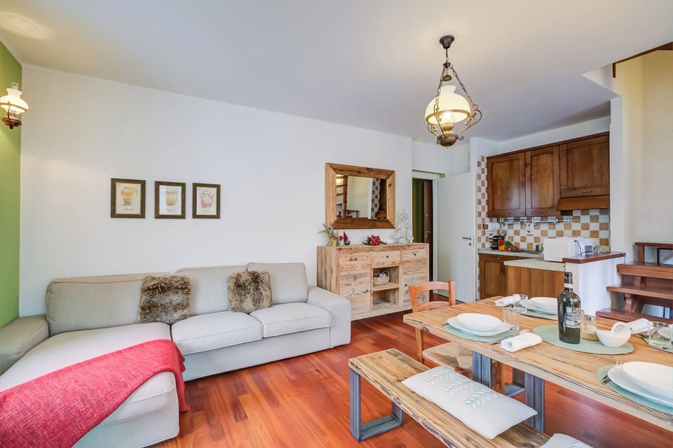 Family Apartment, 2 Bedrooms, Balcony (La Torre In The Center Of Town) | Living area | Smart TV
