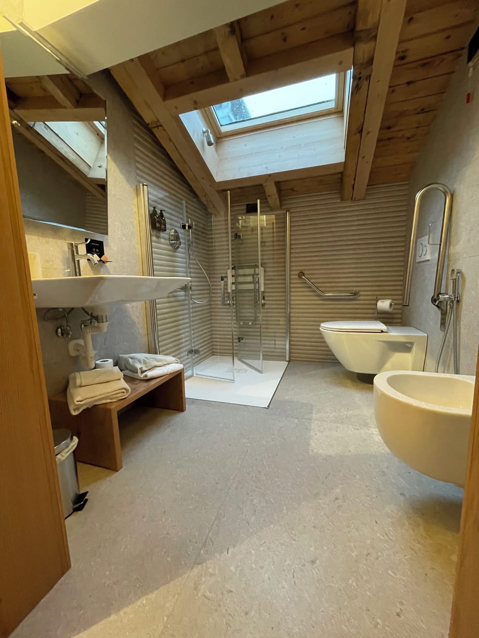 Basic Room | Bathroom | Shower, free toiletries, hair dryer, towels