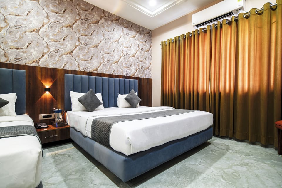 Superior Triple Room | Desk, soundproofing, WiFi (free), bed sheets