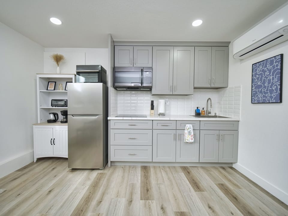 Brand new full-stocked kitchen with every appliances you would need. Main appliances include 4 burne