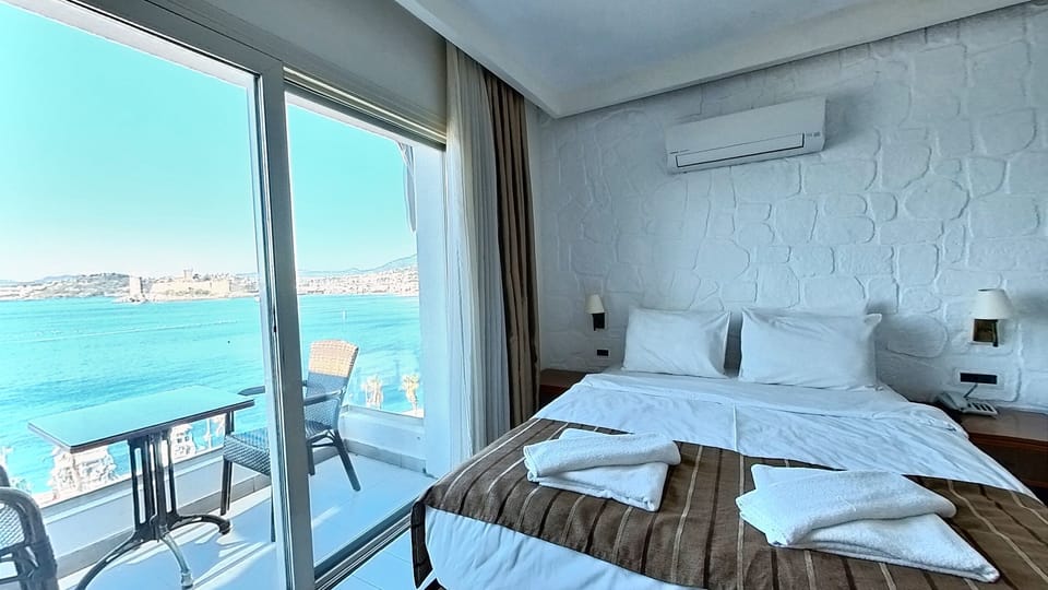 Deluxe Room with Balcony | Free WiFi, bed sheets