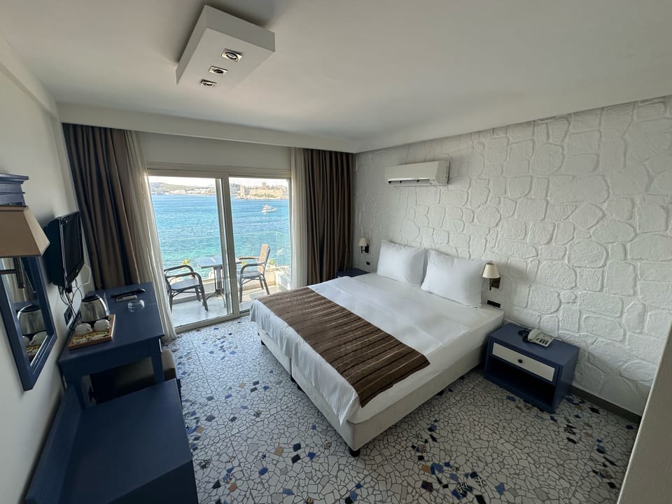 Deluxe Room with Balcony | Free WiFi, bed sheets