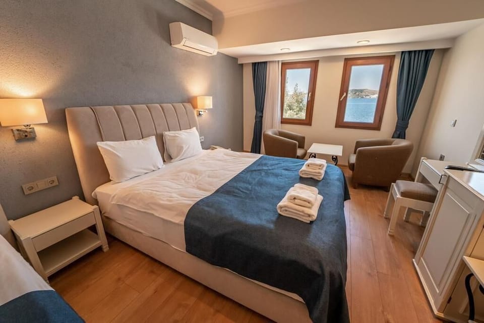 Standard Room with Sea View | Free WiFi, bed sheets