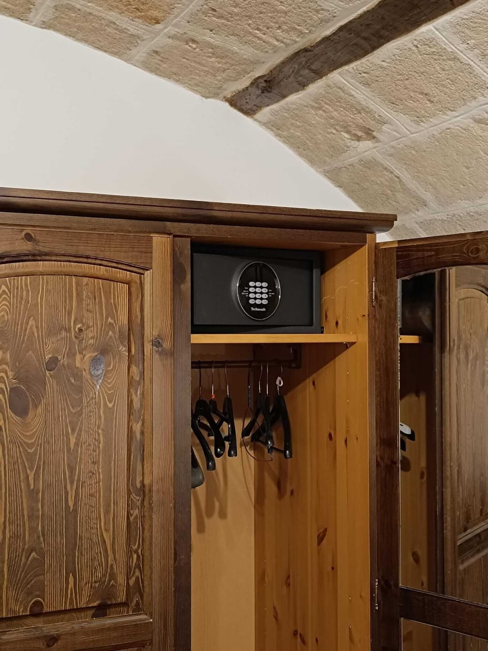 Premium bedding, in-room safe, desk, blackout drapes