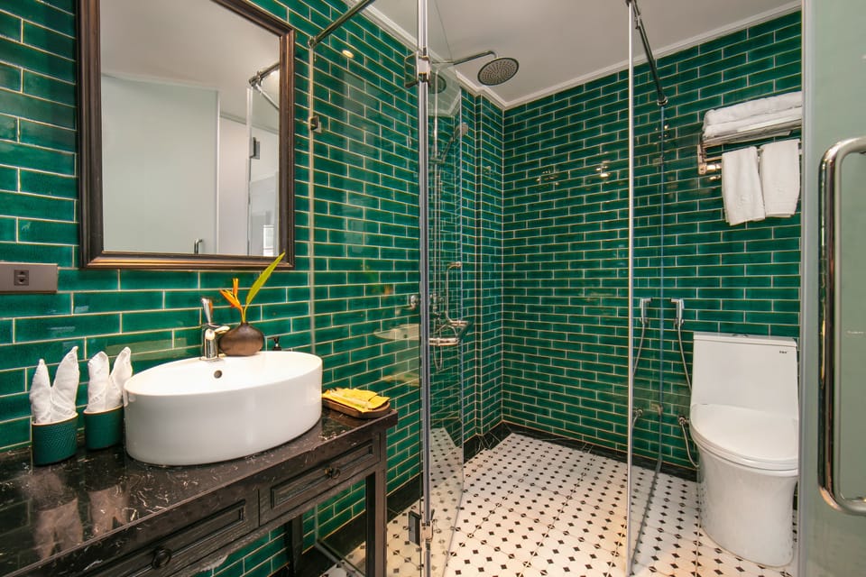 Standard Double or Twin Room | Bathroom | Shower, hydromassage showerhead, free toiletries, hair dryer
