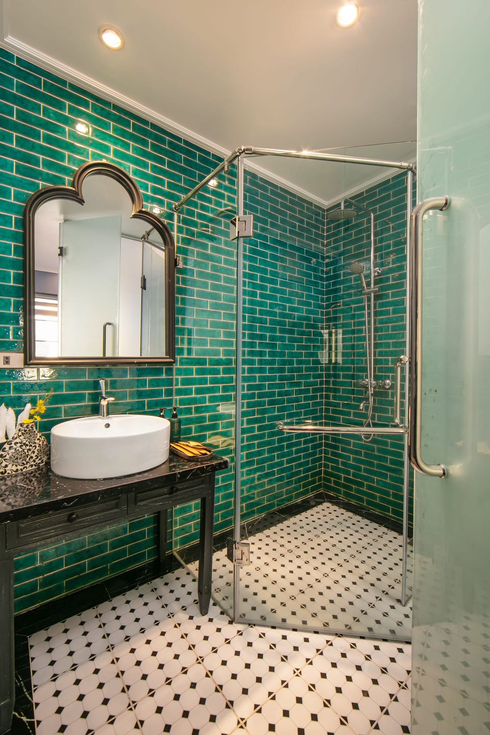 Standard Double or Twin Room | Bathroom | Shower, hydromassage showerhead, free toiletries, hair dryer