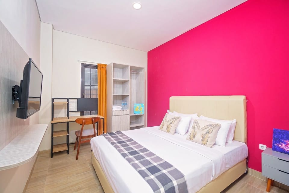 Deluxe Double Room | Desk, free WiFi, bed sheets