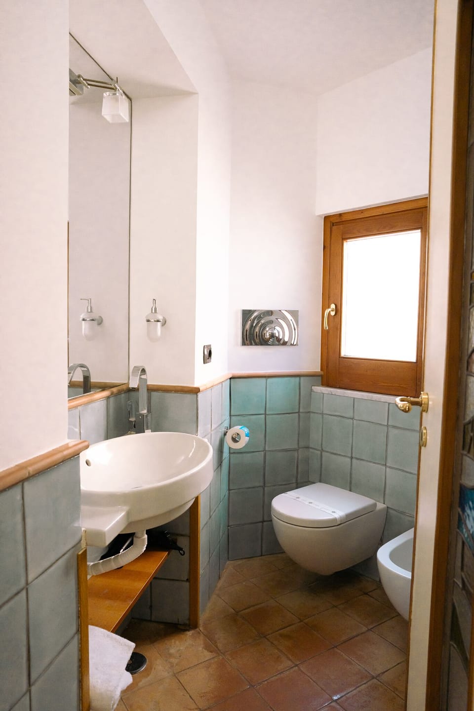 Classic Quadruple Room | Bathroom | Shower, rainfall showerhead, free toiletries, hair dryer
