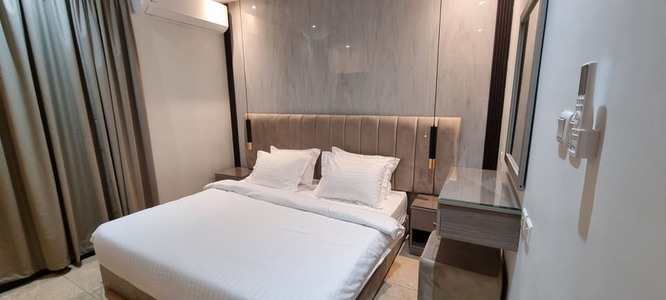 Egyptian cotton sheets, premium bedding, pillowtop beds, free WiFi