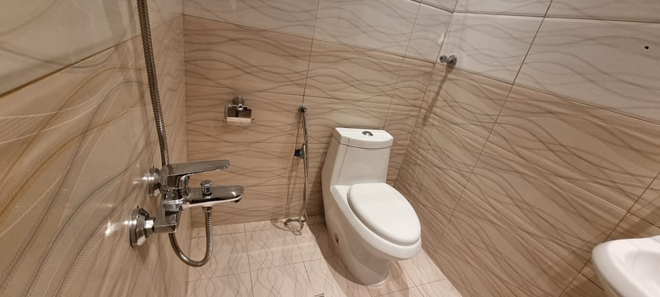 Basic Single Room | Bathroom | Shower, rainfall showerhead, bidet, towels
