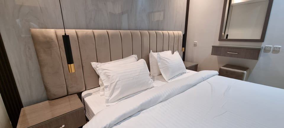 Egyptian cotton sheets, premium bedding, pillowtop beds, free WiFi
