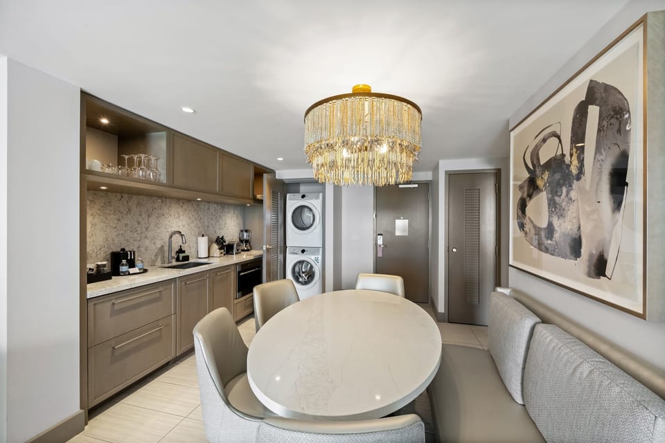Kitchenette and dining area