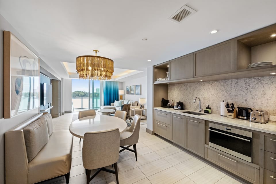 Kitchenette and dining area
