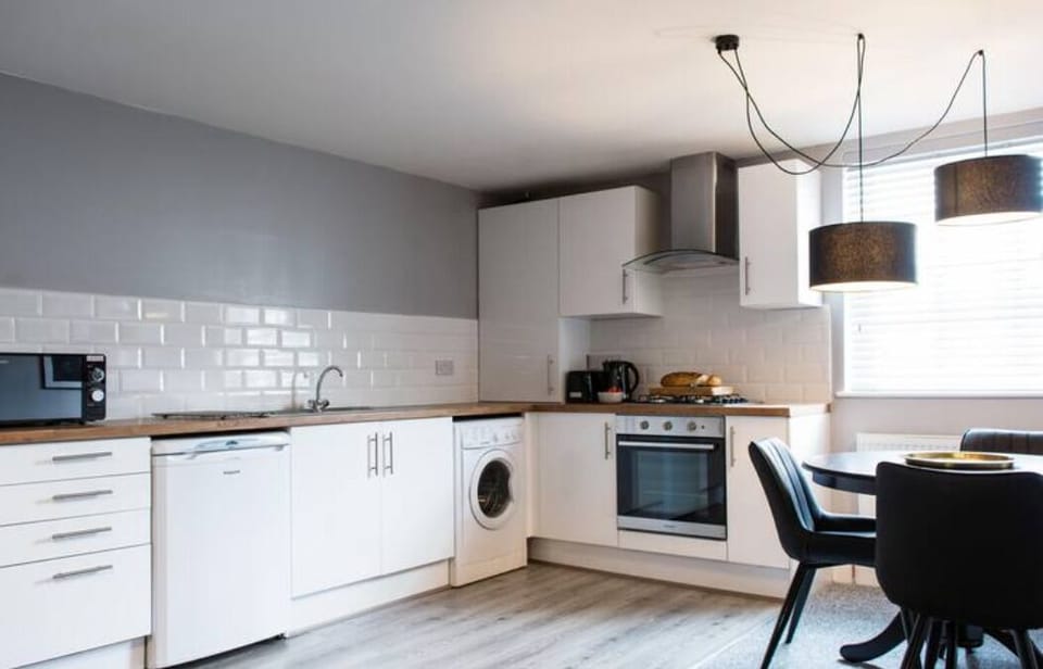 Full-size fridge, microwave, oven, stovetop